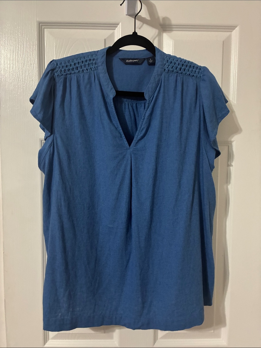 Studio Park Blue Chambray Split-Neck flutter Sleeve top Size Large Linen blend